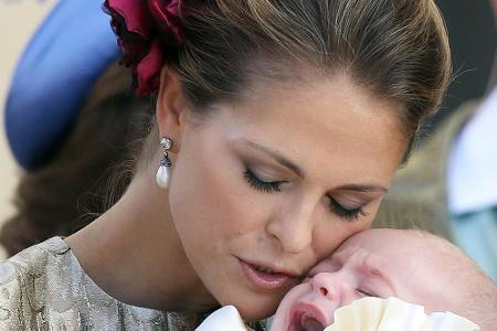 Da halfen auch Mamas Beruhigungsversuche nicht: Prinz Nicolas hatte keine Lust auf Hofprotokoll und Taufwasser. Prinzessin M...