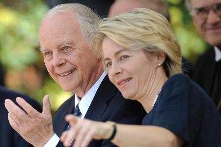Bei Ernst Albrecht (1930 - 2014), ehemaliger Ministerpräsident von Niedersachsen, wurde bereits 2003 Alzheimer diagnostizier...