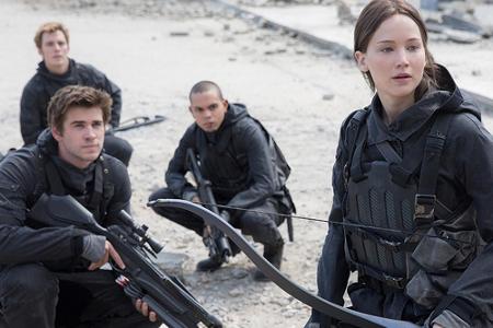 Sie bricht mit Gale (Liam Hemsworth, v. l.), Peeta (Josh Hutcherson, h. l.) und einer Einsatztruppe aus Distrikt 13 ins Kapi...