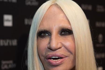 Aufgeplusterte Lippen, geglättete Haut, wasserstoffblondes Haar - die Modeschöpferin Donatella Versace (60) ist das Gegentei...