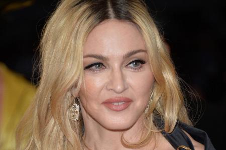 Die Queen of Pop ist bereits 57, doch das Alter scheint man ihr kaum anzusehen - bis man einen genaueren Blick auf Madonnas ...