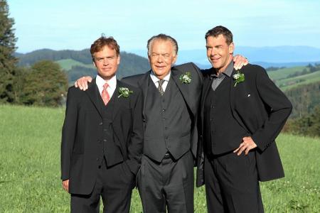 Im Mittelpunkt steht Benjamin Brinkmann (Benjamin Wussow, l.), der Sohn von Christa und Klaus Brinkmann. Er ist in die Fußst...