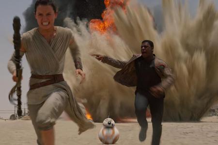Auch der Droide BB-8, hier mit Rey (Daisy Ridley) und Finn (John Boyega) auf der Flucht, ist mit von der Partie.