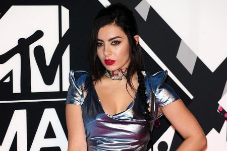 Wie eine Diskokugel glitzerte Charli XCX (23) in diesem extravaganten Silber-Outfit. Hingucker waren, neben den abstehenden ...