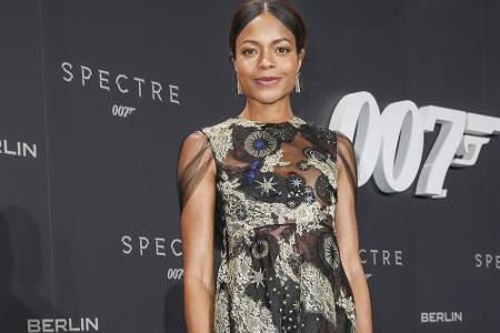 Naomie Harris alias Eve Moneypenny bezauberte in einer semitransparenten Valentino-Robe, die mit Sternen verziert war.