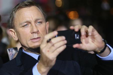 Ein Selfie mit James Bond gab es für Fans, die ihr Idol in Berlin begrüßten, auch noch.