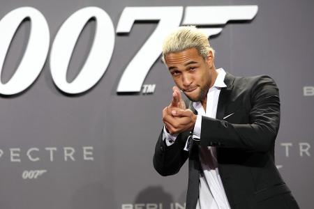 Youtube-Star Simon Desue bewirbt sich auf dem roten Teppich für die Nachfolge von Craig.