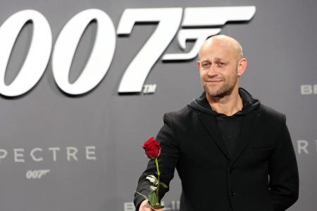 Schauspieler Jürgen Vogel mit roter Rose - und das obwohl die Bond-Girls gar nicht vor Ort waren.
