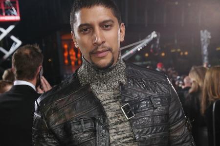 Lederjacke und Rollkragenpullover - Sänger Andreas Bourani kam im eher lässigen Look, um James Bond zu begrüßen.