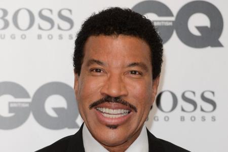 Weil ihre leiblichen Eltern mit der Drogensucht zu kämpfen hatten, beschloss Lionel Richie (66) sich selbst um die damals dr...
