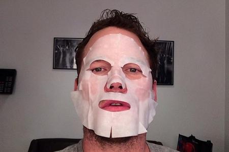 Auch Männer wollen gut aussehen. Chris Pratt (36) schien der Vliesmaske allerdings nicht zu trauen: 