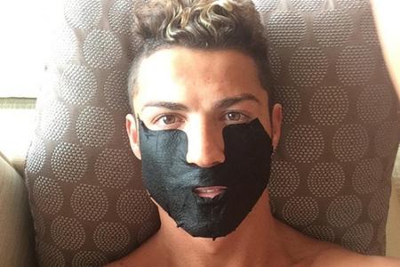 Fußball-Star Cristiano Ronaldo (30) will zumindest seine untere Gesichtshälfte jung und schön pflegen. Das Ergebnis kann sic...