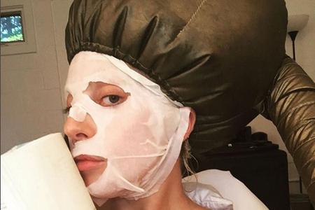Nein, das ist keines von Lady Gagas (29) Bühnen-Outfits, sondern lediglich Teil ihres offenbar aufwändigen Beauty-Programms.