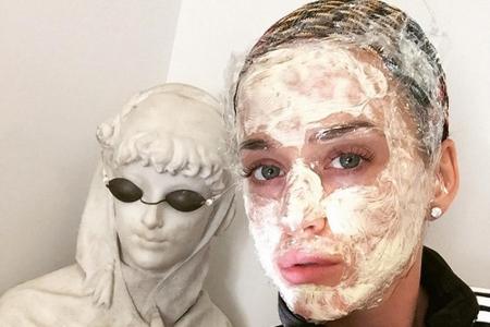 Ein ähnliches Bild bietet Katy Perry (31), die das jedoch nicht daran hindert, sich samt Duckface und Peace-Zeichen in coole...