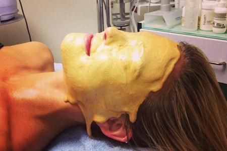 Topmodel Bar Refaeli (30) bleibt lieber liegen, denn ihre edle Goldmaske versperrt ihr glatt die Sicht.
