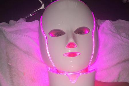 Der größte Kinderschreck ist jedoch Jessica Alba (34) mit dieser Hightech-Maske. Die soll die gesamte Gesichtshaut straffen....