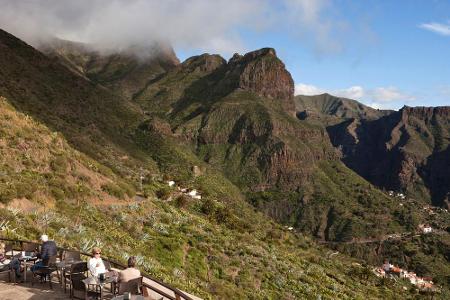 Einen weiteren wunderschönen Ausblick bietet das Restaurant am Mirador de la Cruz de Hilda. Zu einheimischen Gerichten ist d...