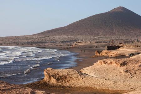 An der Südostküste Teneriffas thront der Berg Montana Roja in El Medano über dem Meer. Der 
