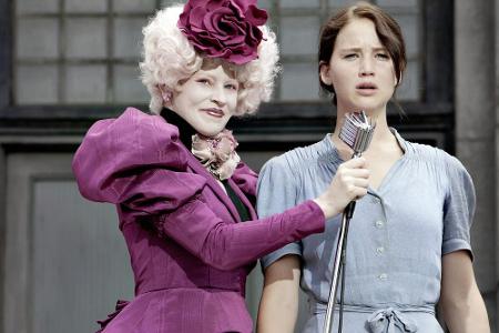 Im ersten Teil, noch bevor sie als Tribut in die Arena zieht, sieht man Katniss vor allem im tristen Einheitsgrau von Distri...