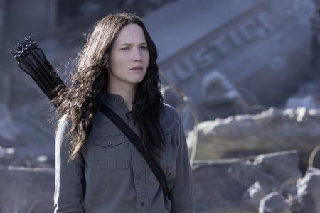 Nachdem Katniss auch ihre zweiten Hungerspiele überlebt hat und in Distrikt 13 gerettet wurde, sieht man sie in 