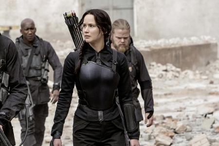 Ausgewechselt wird das Outfit lediglich gegen das pechschwarze Mockingjay-Kostüm, welches Katniss fortan in der Öffentlichke...