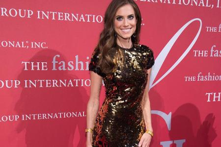 Es ist nicht alles Gold, was glänzt? Hier schon. Im bodenlangen Abendkleid strahlt US-Serienstar Allison Williams mit ihren ...