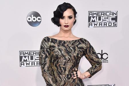 Elegant, aber sexy: Sängerin und Schauspielerin Demi Lovato (23) präsentierte sich in einem gemusterten, bodenlangen Kleid, ...