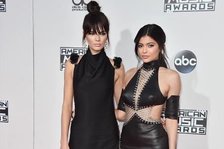 Doppelt hält besser: Die Jenner-Schwestern Kendall (20) und Kylie (18) erschienen gemeinsam in Schwarz und zeigten dabei - w...