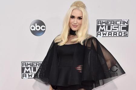 Sängerin Gwen Stefani (46) kam ebenfalls ganz in Schwarz und zeigte sich in einem großteils durchsichtigen Kleid.