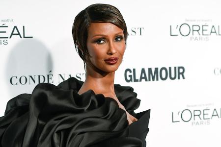Model und David-Bowie-Gattin Iman Abdulmajid fiel in ihrem Haute-Couture-Kleid mit gigantischen Rüschärmeln besonders auf - ...