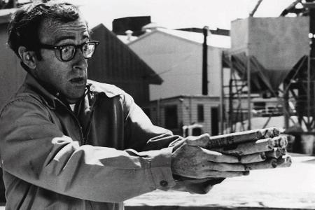 Shone präsentiert darin unter anderem Bilder aus den Anfängen von Allens Karriere: Hier versucht Woody Allen als Virgil eine...
