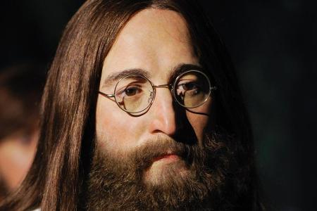 Insektenartige Wesen sollen den Beatle John Lennon (1940-1989) in seiner Wohnung besucht haben. Sie sollen angeblich seine G...