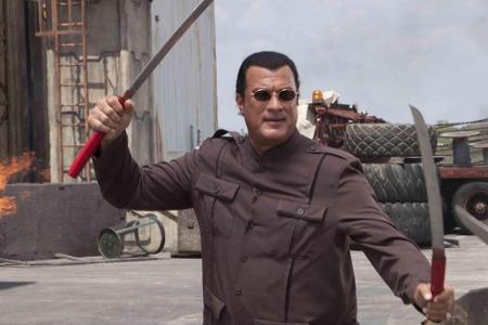 Dem 63-jährige Schauspieler Steven Seagal wird nachgesagt, dass er am Set des Öfteren handgreiflich wurde. Er soll Darstelle...