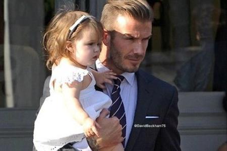 Töchterchen Harper (4) ist das Nesthäkchen im Beckham-Clan und Davids ganzer Stolz. Erst kürzlich ließ er sich eine Zeichnun...
