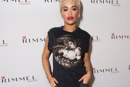 Auch im Casual-Look mit zerrissener Jeans und Fan-Shirt mit Madonna-Print bewahrt sich Ora ihre Coolness. Entscheidend dabei...