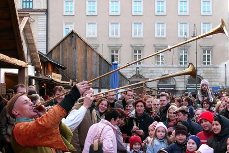 Ebenfalls in München ist der Mittelaltermarkt. Am Wittelsbacher Platz präsentieren sich Gaukler, Minnesänger und Jongleure i...