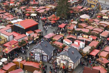 Einer der ältesten Weihnachtsmärkte in Deutschland ist der Dresdner Striezelmarkt. Weihnachtsmusik, Lichterglanz und Glühwei...