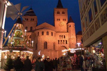 Im Westen der Republik sticht der Trierer Weihnachtsmarkt hervor. Was in Nürnberg das Christkind ist, ist in Trier die Glühw...