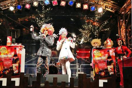 Für rund einen Monat wird aus St. Pauli Santa Pauli, der wohl sexieste Weihnachtsmarkt Deutschlands. Hier heizt nicht nur de...