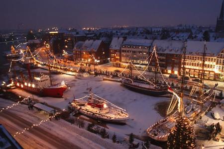 Weihnachtsmarkt auf dem Meer? Das geht, zumindest in Emden. Die Hafenstadt verwandelt sich für wenige Wochen zu einer einzig...