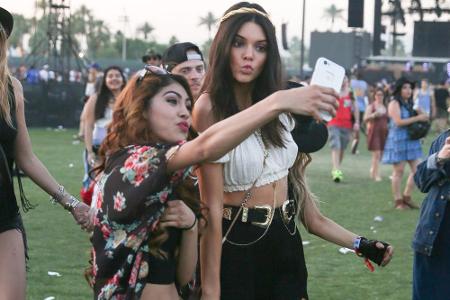 Auch abseits der roten Teppiche beweist Jenner Modegespür. Auf dem Coachella-Festival in Kalifornien trug das Model ein weiß...
