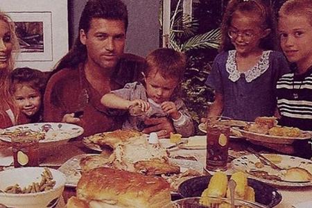 Sängerin Miley Cyrus postete auch ein Thanksgiving-Familienfoto. Zur Feier des Tages wählte sie aber kein aktuelles, sondern...