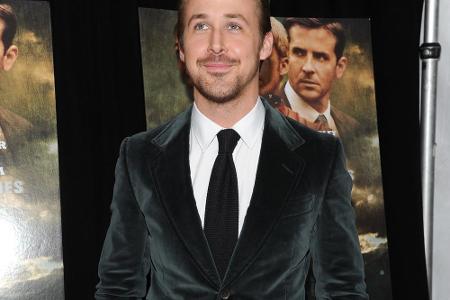 Samt: noch ein Teil, von dem die meisten lieber die Finger lassen. Doch Gosling liebt die Herausforderung und wer wagt, gewi...