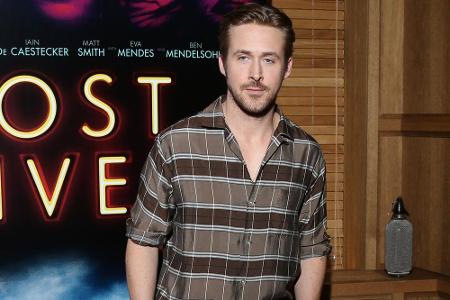 Es scheint so, denn selbst im altbackenen Holzfäller-Hemd in langweiligen Brauntönen schafft es Gosling irgendwie sexy auszu...