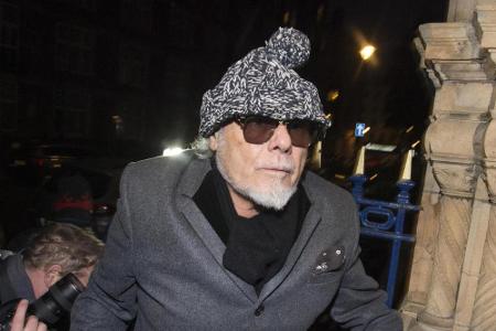 Gary Glitter (71) galt als Musik-Ikone, bis 1997 auf seinem Rechner Kinderpornos gefunden wurden. Es war erst der Anfang ein...
