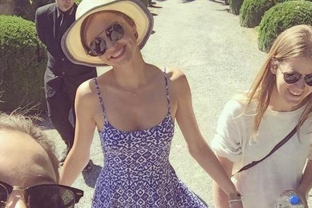 Ein weiterer Klassiker: das Sommerkleid. Miranda Kerr (32) kombiniert ihre gemusterte Variante mit Sonnenbrille und Strohhut...