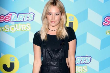 Wer es weniger bunt mag, für den hat Schauspielerin Ashley Tisdale (30) eine ungewöhnliche Styling-Idee parat: Sie kombinier...
