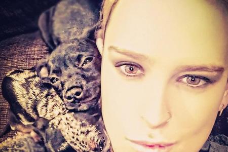 Allerliebst sind auch die Hunde im Willis-Clan: Die älteste Tochter, Rumer Willis, trägt die Welpen zum 