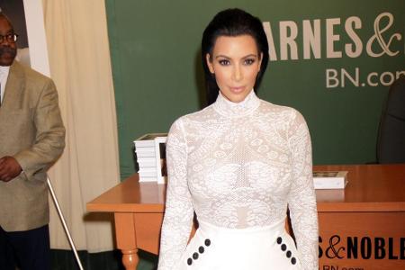 Zart und mädchenhaft sind nicht gerade Attribute, die auf Kim Kardashian (34) zutreffen. Dennoch verzichtet auch der kurvenr...