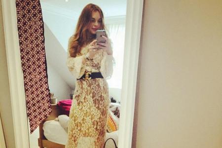 Skandalnudel Lindsay Lohan (29) demonstriert Stilbewusstsein. Die Schauspielerin ist ganz vernarrt in ihr weißes Spitzen-Dre...